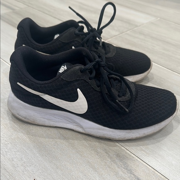 Nike Women’s Size 6.5 Lightweight Black Mesh Sneakers with White Accents - Picture 2 of 11